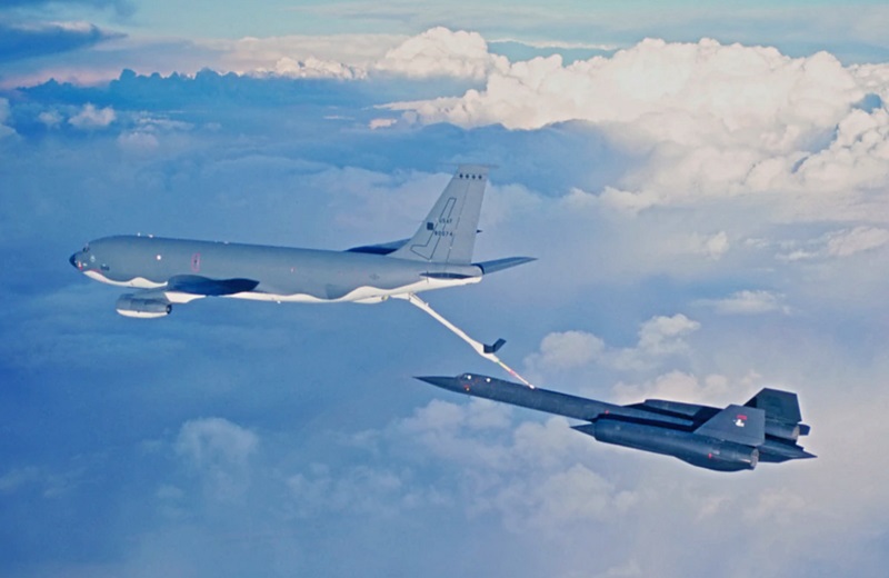 KC-135Q tanks up SR-71